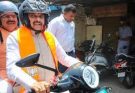 भोपाल में मुख्यमंत्री मोहन यादव ईवी स्कूटी से पहुंचे एमपी बोर्ड की 12वीं टॉपर के घर